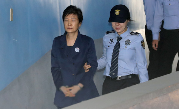 박근혜 전 대통령이 13일 오전 서울 서초구 서울중앙지방법원에서 열린 국정농단 사건 80차 공판에 출석하고 있다. 16일 자정까지인 박근혜 전 대통령에 대한 구속기간의 연장 여부는 이날 결정된다. 2017.10.13 / 사진=[뉴시스]