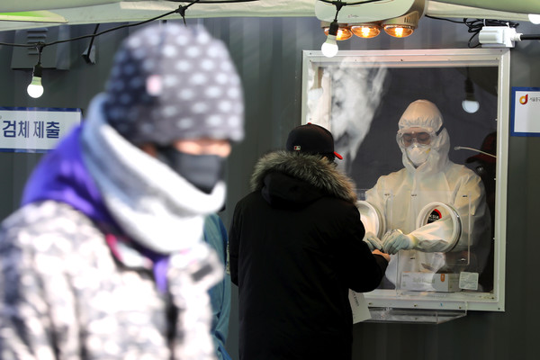 신종 코로나바이러스 감염증(코로나19) 신규 확진 환자가 665명으로 집계된 10일 서울역 임시선별검사소에서 의료진이 코로나19 검사를 하고 있다. 2021.01.10 / 사진=[뉴시스]