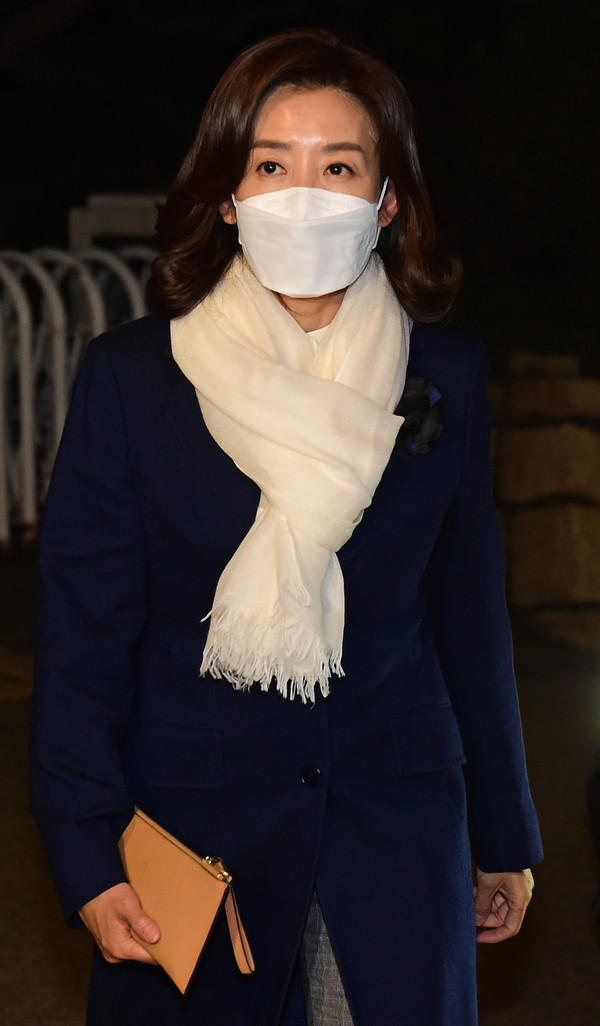 나경원 전 의원이 2일 서울 종로구 한 한식당에서 내년 서울시장 보궐선거 전략 관련해 김종인 국민의힘 비상대책위원장과 만찬 회동을 하기 위해 들어서고 있다. 2020.11.02 / 사진=[국회사진기자단]