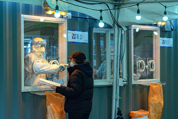 12일 오후 서울 중구 서울역광장에 마련된 코로나19 임시 선별검사소가 운영되고 있다. 2021.01.12 / 사진=[민경찬 기자]