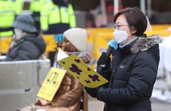 이나영 정의기억연대 이사장이 13일 서울 종로구 옛 일본대사관 앞에서 열린 일본군 성노예제 문제해결을 위한 제1474차 정기 수요시위 기자회견에서 발언하고 있다. 2021.01.13 / 사진=[뉴시스]