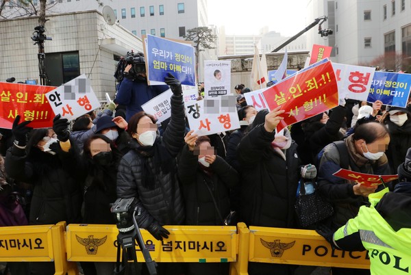 학대 받아 숨진 것으로 알려진 정인이 양부모에 대한 첫 재판이 열린 13일 오전 서울 양천구 서울남부지방검찰청 앞에서 양모 장씨가 탄 것으로 추정되는 호송차량을 향해 시민들이 항의하고 있다. 2021.01.13 / 사진=[공동취재사진]