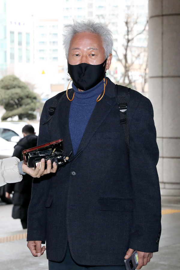 강의 중 학생들에게 '위안부는 자발적 매춘'이라는 취지의 발언을 해 명예훼손 혐의로 재판에 넘겨진 류석춘 전 연세대 교수가 15일 오전 서울 마포구 서울서부지방법원에서 열린 첫 공판에 출석하고 있다. 2021.01.15 / 사진=[뉴시스]