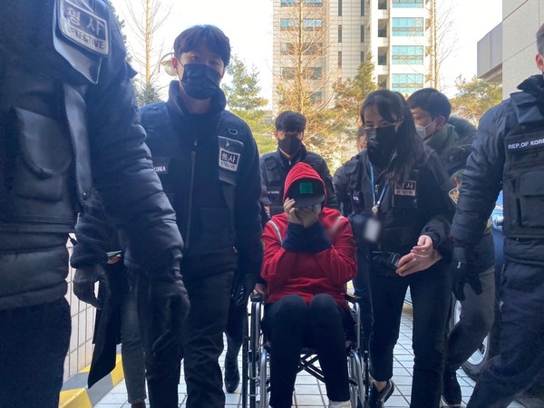 17일 오후 1시40분께 살인 혐의로 구속 영장이 청구된 A씨가 영장실질심사를 받기 위해 인천지법에 들어섰다. 2021. 1.17 / 사진=[뉴시스]