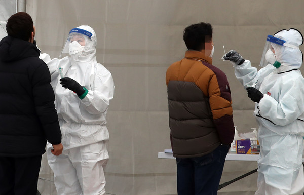 눈이 내린 18일 오전 인천시 남동구 중앙공원 내 신종 코로나바이러스 감염증(코로나19) 임시선별검사소에서 시민들이 검사를 받고 있다. 2021.01.18 / 사진=[뉴시스]