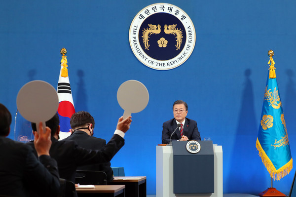 문재인 대통령이 18일 오전 청와대 춘추관에서 온·오프 혼합 방식으로 열린 '2021 신년 기자회견'에 참석해 질문자를 지목하고 있다. 2021.01.18 / 사진=[뉴시스]