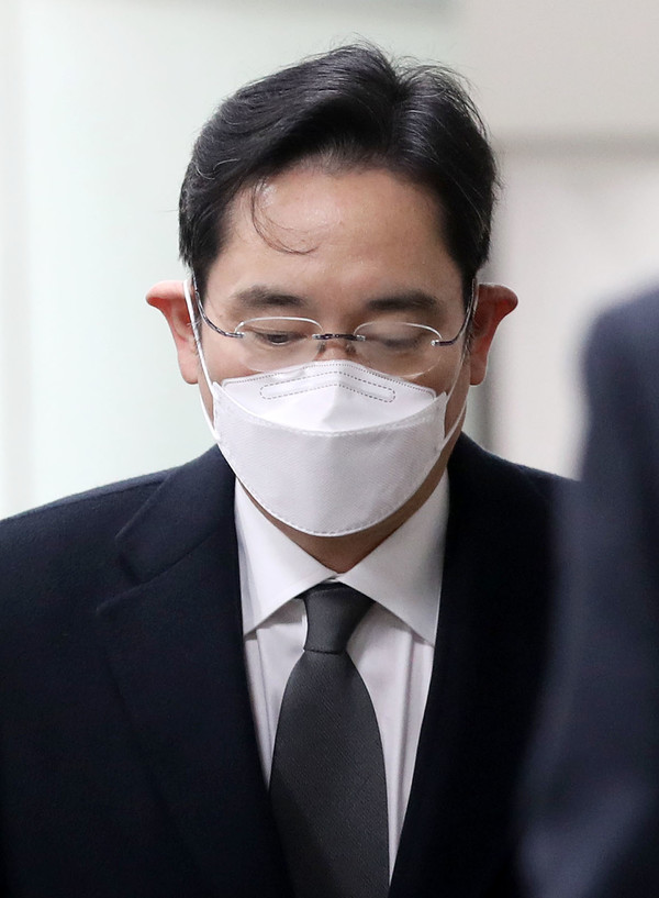 이재용 삼성전자 부회장이 18일 오후 서울 서초구 서울고등법원에서 열리는 국정논단 관련 파기환송심 선고 공판에 출석하고 있다. 2021.01.18 / 사진=[뉴시스]