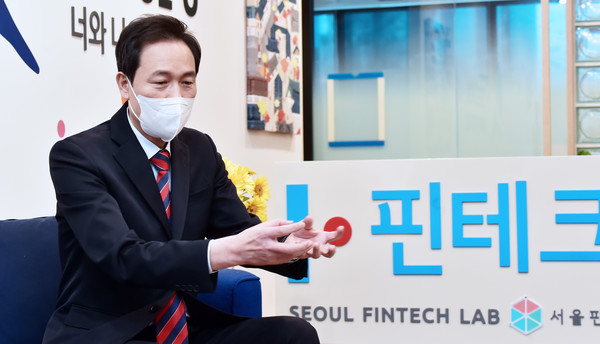 4.7 재보궐 선거 출마를 선언한 우상호 더불어민주당 의원이 19일 서울 영등포구 서울핀테크랩 금융정책 현장을 방문해 간담회를 하고 있다. 2021.01.19 / 사진=[공동취재사진]