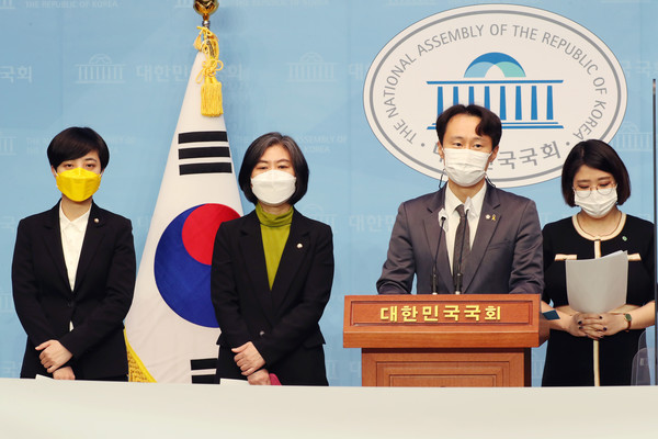 이탄희(오른쪽 두번째) 더불어민주당 의원이 22일 오전 국회 소통관에서 강민정 열린민주당, 류호정 정의당, 용혜인 기본소득당 의원과 함께 '사법농단 법관탄핵'을 제안하는 기자회견을 하고 있다. 2021.01.22 / 사진=[공동취재사진]