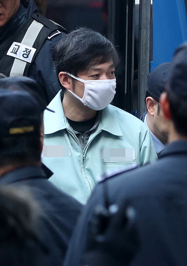 조재범 전 쇼트트랙 국가대표 코치가 23일 오전 경기 수원시 영통구 수원지방법원에서 심석희 선수를 비롯한 쇼트트랙 선수 4명을 상습 폭행 등 사건에 대한 항소심 공판을 받기 위해 호송차서 내려 법정으로 향하고 있다. 2019.01.23 / 사진=[뉴시스]