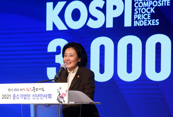 박영선 중소벤처기업부 장관이 19일 오후 서울 여의도 중소기업중앙회에서 열린 중소기업인 신년 인사회에서 중소기업인들과 온라인으로 인사를 나누고 있다. 2021.01.19 / 사진=[국회사진기자단]