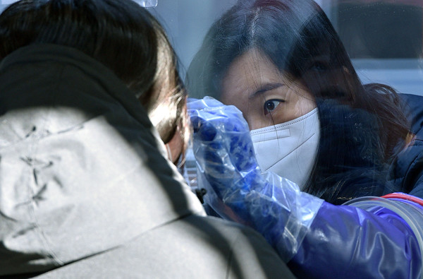 국내 첫 신종 코로나바이러스 감염증(코로나19) 확진자 발생 1년이 된 20일 오전 대구 동구 보건소 코로나19 선별진료소에서 의료진이 검체 채취를 하고 있다. 2021.01.20 / 사진=[뉴시스]