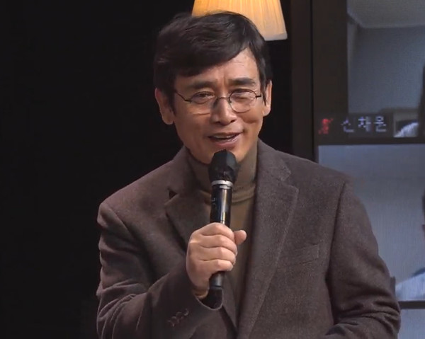 15일 오후 노무현재단 유튜브채널 '이사장들의 특별대담'에서 유시민 노무현재단 이사장이 인사말 하고 있다. 2020.12.15 / 사진=[노무현재단 유튜브 캡처]