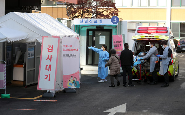 최근 일주일간 일평균 국내 발생 신규 확진자 수가 384.14명으로 집계된 23일 서울 중구 국립중앙의료원에 마련된 신종 코로나바이러스 감염증(코로나19) 선별 진료소에서 의료진들이 업무를 보고 있다. 2021.01.23 / 사진=[뉴시스]