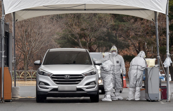 대구지역 신종 코로나바이러스 감염증(코로나19) 확진자가 12명으로 집계된 24일 대구 수성구 대구스타디움 제3주차장에 마련된 드라이브스루 코로나19 임시선별검사소에서 의료진이 검체 채취를 하고 있다. 2021.01.24 / 사진=[뉴시스]