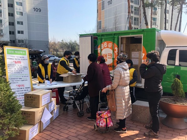 사진: 김포시 푸드뱅크에서 기부 물품을 전달하고 있다.