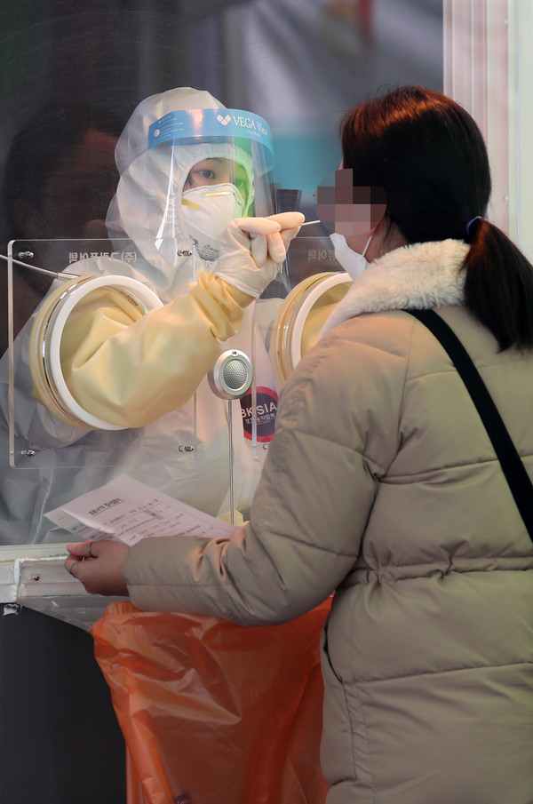 437명의 신규 코로나19 확진자가 발생한 25일 서울역 광장에 설치된 중구 임시 선별검사소에서 의료진이 검를 채취하고 있다. 2021.01.25 / 사진=[뉴시스]