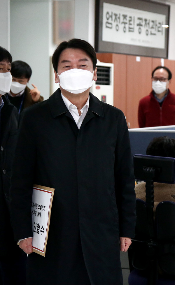 서울시장 보궐선거에 출마를 선언한 안철수 국민의당 대표가 26일 서울 종로구 서울특별시선거관리위원회에서 예비후보자등록을 위해서 등록사무실로 입장하고 있다. 2021.01.26 / 사진=[국회사진기자단]