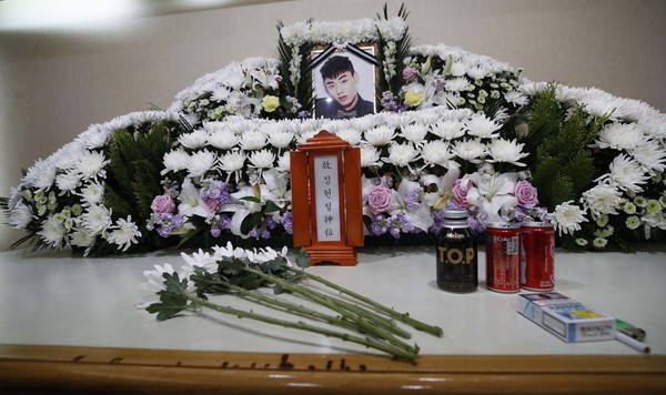 26일 래퍼 고(故) 아이언(본명 정헌철) 빈소가 마련된 서울 중구 국립중앙의료원 장례식장에 고인의 영정이 놓여져 있다. 2021.01.26 / 사진=[공동취재단]