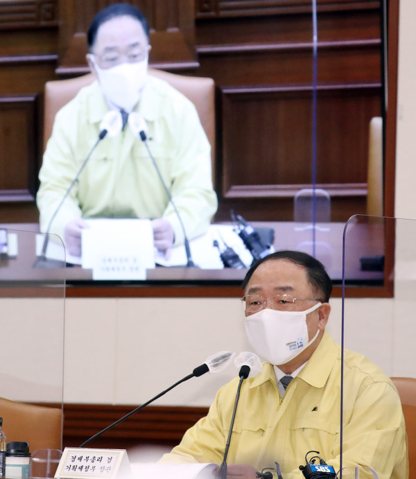 홍남기 경제부총리 겸 기획재정부 장관이 27일 오전 서울 종로구 정부서울청사에서 열린 제28차 비상경제 중앙대책본부 회의 겸 2021년 제1차 혁신성장전략회의에 참석해 발언을 하고 있다.2021.01.27 / 사진=[공동취재사진]