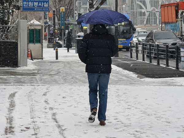 한파특보로 많은 눈이 내렸던 지난 18일 서울시 종로경찰서 앞으로 시민이 걸어가고 있다. 2021.01.18.