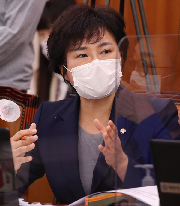 국민의힘 조수진 의원이 8일 국회에서 열린 법제사법위원회의 헌법재판소 등에 대한 국정감사에서 박종문 헌법재판소 사무처장에게 질의하고 있다.2020.10.08 / 사진=[공동취재사진]