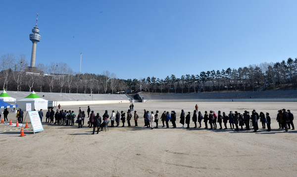 대구시 임시선별검사소 운영 종료를 나흘 앞둔 27일 오후 대구 달서구 두류공원 선별검사소가 신종 코로나바이러스 감염증(코로나19) 검사를 받기 위한 시민들로 북적이고 있다. 2021.01.27 / 사진=[뉴시스]
