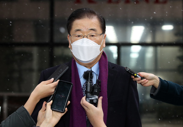 정의용 외교부 장관 후보자가 28일 오전 서울 종로구 외교부 청사 인근 사무실로 출근하며 취재진 질문에 답변하고 있다. 2021.01.28 / 사진=[뉴시스]