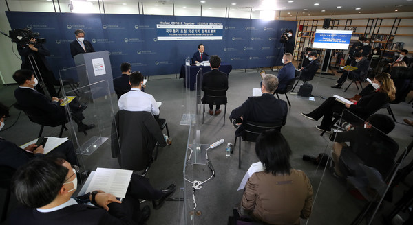 정세균 국무총리가 27일 오후 서울 중구 프레스센터에서 외신기자들과 정책 토론회를 하고 있다. 2021.01.27 / 사진=[뉴시스]