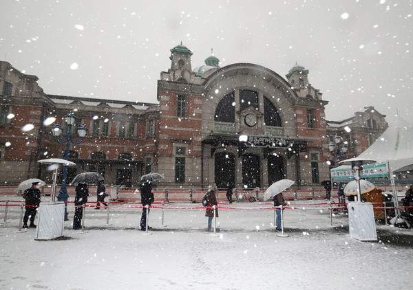 서울에 대설주의보가 내려진 28일 오전 서울 용산구 서울역 앞에 마련된 임시선별검사소에 시민들이 줄을 서 있다. 2021.01.28 / 사진=[뉴시스]