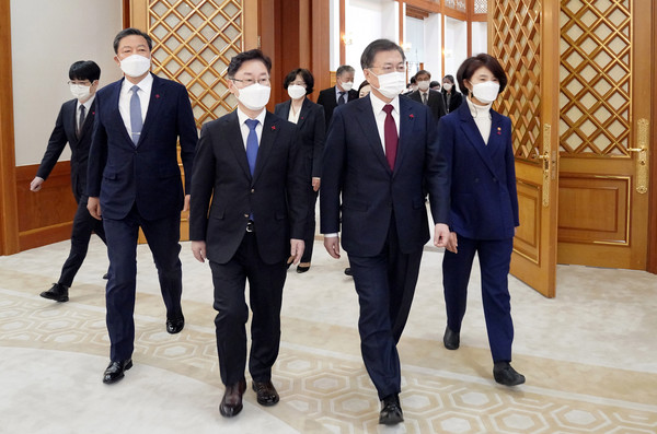 문재인 대통령이 29일 오후 청와대에서 열린 신임 박범계 법무부장관, 한정애 환경부장관, 황기철 국가보훈처장 임명장 수여식 후 함께 환담장으로 이동하고 있다. 2021.01.29 / 사진=[뉴시스]