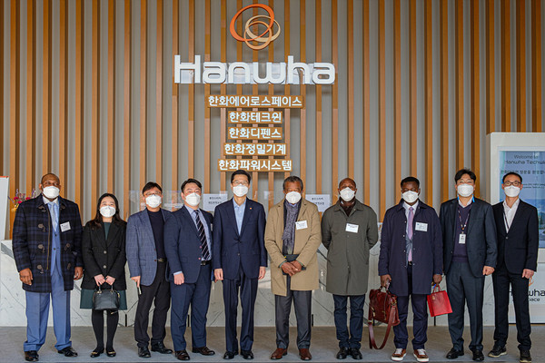 ▲무옘베 박사와 한화테크윈 안순홍 대표(가운데)가 상담을 마치고 관계자들과 함께 기념촬영을 하고 있다. (사진=민경찬 기자)