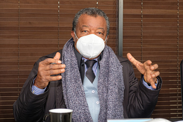 ▲무옘베 박사가 메디약품에서 이수진 대표와 상담하고 있다. (사진=민경찬 기자)