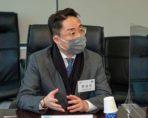 ▲KCD 글로벌 한상민 대표가 셀트리온과의 상담 중 얘기하고 있다. (사진=민경찬 기자)