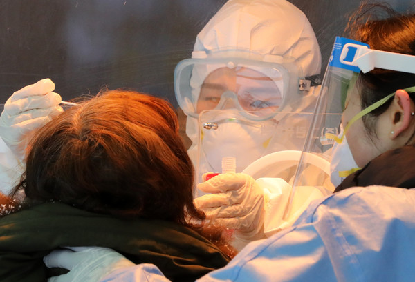 30일 오전 서울 중구 서울역 임시선별검사소에서 의료진이 주말에 찾아온 시민들을 신종코로나바이러스(코로나19) 감염증 검사를 하고 있다. 2021.01.30 / 사진=[뉴시스]