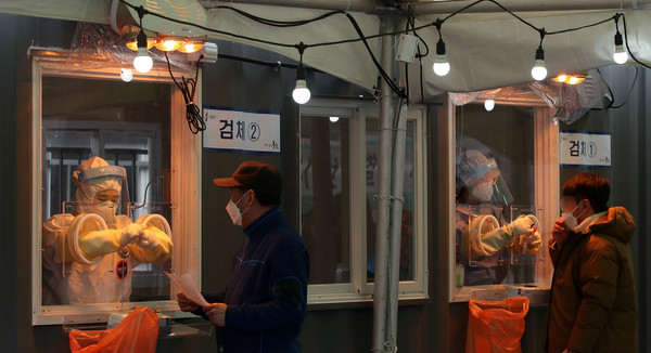 신종 코로나바이러스 감염증(코로나19) 신규 확진자 수가 닷새만에 300명대로 감소한 31일 오전 서울 중구 국립중앙의료원에 마련된 해외출국 선별진료실 앞에서 시민들이 검사를 받기 위해 대기하고 있다. 2021.01.31 / 사진=[뉴시스]