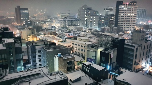 영하 -15 아래로 떨어진 한파특보로 강한 바람과 눈이 내렸던 지난 달 28일 서울시 종로구 도시 야경 모습 2021.01.28