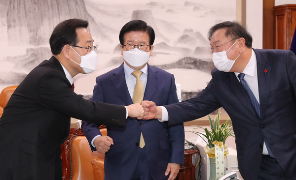 박병석 국회의장, 더불어민주당 김태년 원내대표, 국민의힘 주호영 원내대표가 1일 서울 여의도 국회의장실에서 열린 박 의장 주재 여야 교섭단체 회동에서 인사를 하고 있다.2021.02.01 / 사진=[공동취재사진]