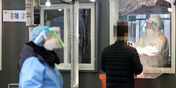 305명의 신규 코로나 확진자가 발생한 1일 서울역 광장에 설치된 중구 임시 선별검사소가 운영되고 있다. 2021.02.01 / 사진=[뉴시스]