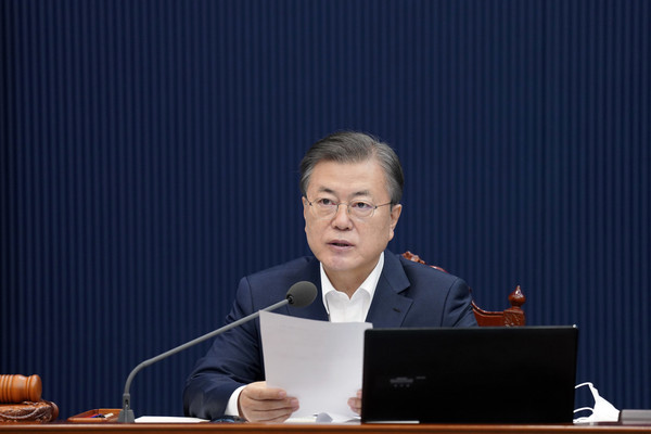 문재인 대통령이 2일 오전 청와대 여민관에서 영상으로 열린 제5회 국무회의를 주재하고 있다. 2021.02.02 / 사진=[뉴시스]