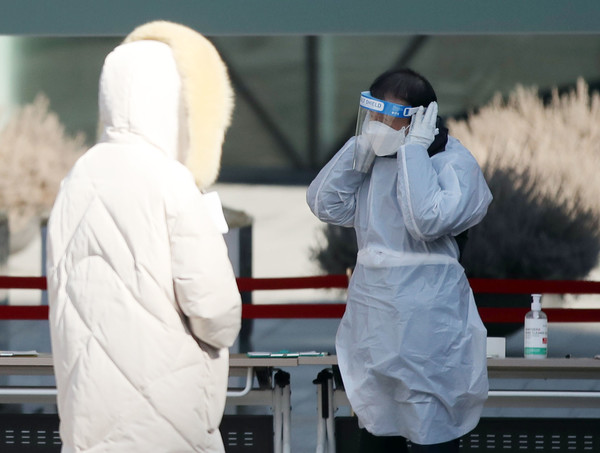 신종 코로나 바이러스 감염증(코로나19) 신규 확진자 수가 336명으로 집계된 2일 오전 서울 중구 서울시청 앞에 마련된 서울광장 임시선별검사소에서 한 의료진이 차가워진 귀를 손으로 감싸고 있다. 2021.02.02 / 사진=[뉴시스]