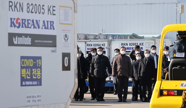 문재인 대통령이 3일 오전 인천국제공항 대한항공 화물터미널에서 열린 코로나19 백신 수송 모의훈련에서 백신 물류 과정을 참관하고 있다. 2021.02.03 / 사진=[뉴시스]