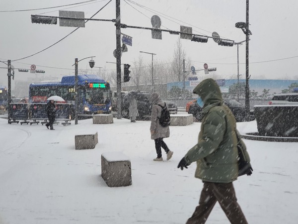 많은 눈이 내렸던 지난 28일 서울시 인사동 주변으로 시민들이 걸어가고 있다.2021.01.28.