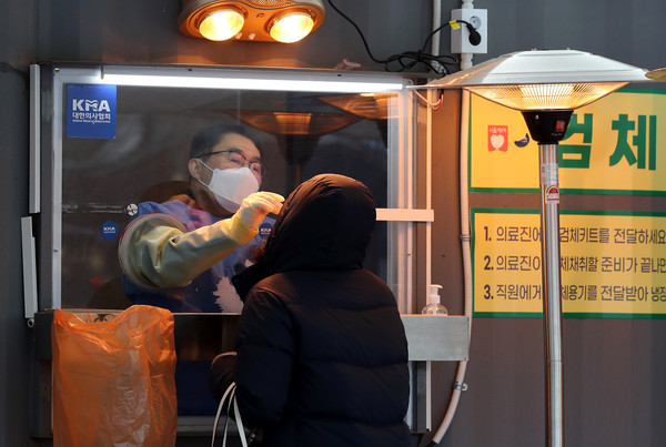 신종 코로나 바이러스 감염증(코로나19) 신규 확진자 수가 467명으로 집계된 3일 서울 중구 서울광장 임시선별검사소에서 의료진이 검사를 진행하고 있다. 2021.02.03 / 사진=[뉴시스]