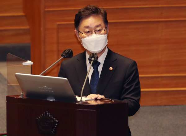 박범계 법무부장관이 4일 오후 서울 여의도 국회 본회의장에서 홍영표 더불어민주당 의원의 정치·외교·통일·안보 분야 대정부질문에 답변하고 있다.2021.02.04 / 사진=[공동취재사진]