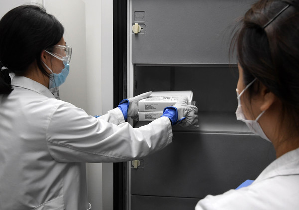 3일 서울 국립중앙의료원 접종센터에서 내 냉동창고에서 코로나19 백신 안전유통 모의훈련이 실시되고 있다.2021.02.03 / 사진=[공동취재사진]