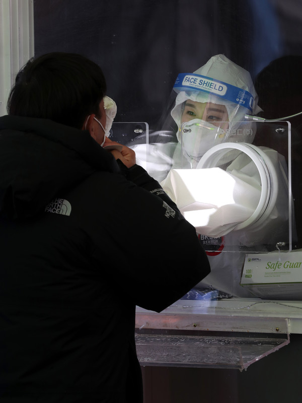 451명의 신규 코로나 확진자가 발생한 4일 서울역 광장에 설치된 중구 임시 선별검사소에서 의료진이 검사를 실시하고 있다. 2021.02.04 / 사진=[뉴시스]