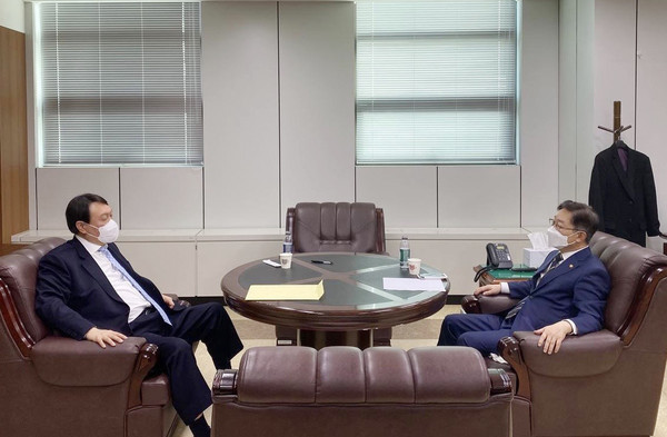 박범계 법무부 장관이 5일 서울 서초구 서울고검 청사 내 내 인사청문준비단 사무실로 사용했던 장소에서 윤석열 검찰총장과 검찰 인사에 관한 의견을 나누고 있다.2021.02.05. / 사진=[법무부 제공]