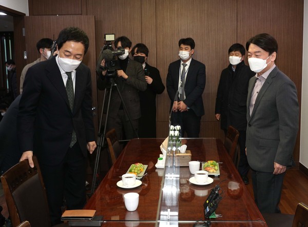 안철수 국민의당 대표(오른쪽)와 금태섭 전 더불어민주당 의원이 4일 오후 서울 여의도 국회 의원회관에서 회동하고 있다.2021.02.04 / 사진=[공동취재사진]