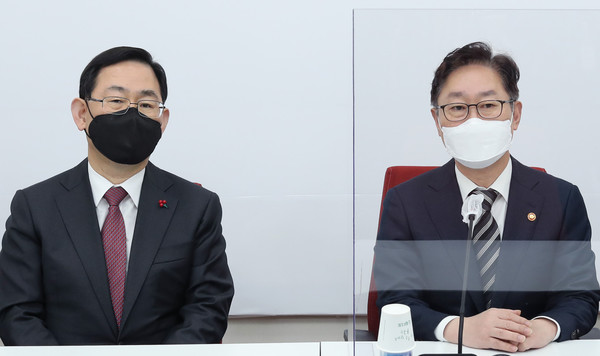 박범계(오른쪽) 법무부 장관이 8일 오전 서울 여의도 국회를 방문, 주호영 국민의힘 원내대표을 만나 인사말 하고 있다.2021.02.08 / 사진=[공동취재사진]